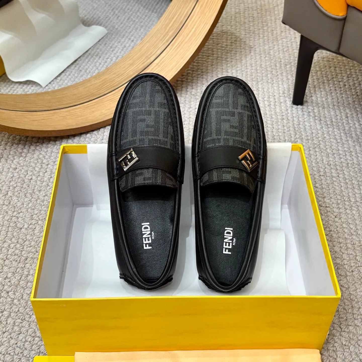 Men's shoes 💰420 [FENDI Fendi] 2⃣️0⃣️2⃣️5️⃣New Milan men's fashion lazy catwalk style ✅ fashionable casual beanie shoes, imported calfskin fabric, super smooth texture, sweat-absorbent and breathable, (sheepskin lining). Metal LOGO on the shoe body, Medusa avatar, irregular avatar, high-end craftsmanship logo✅ French Loft set foot design style 👟Low-key and elegant, great on-foot effect... Men's shoe size: 38-46 (4-12)